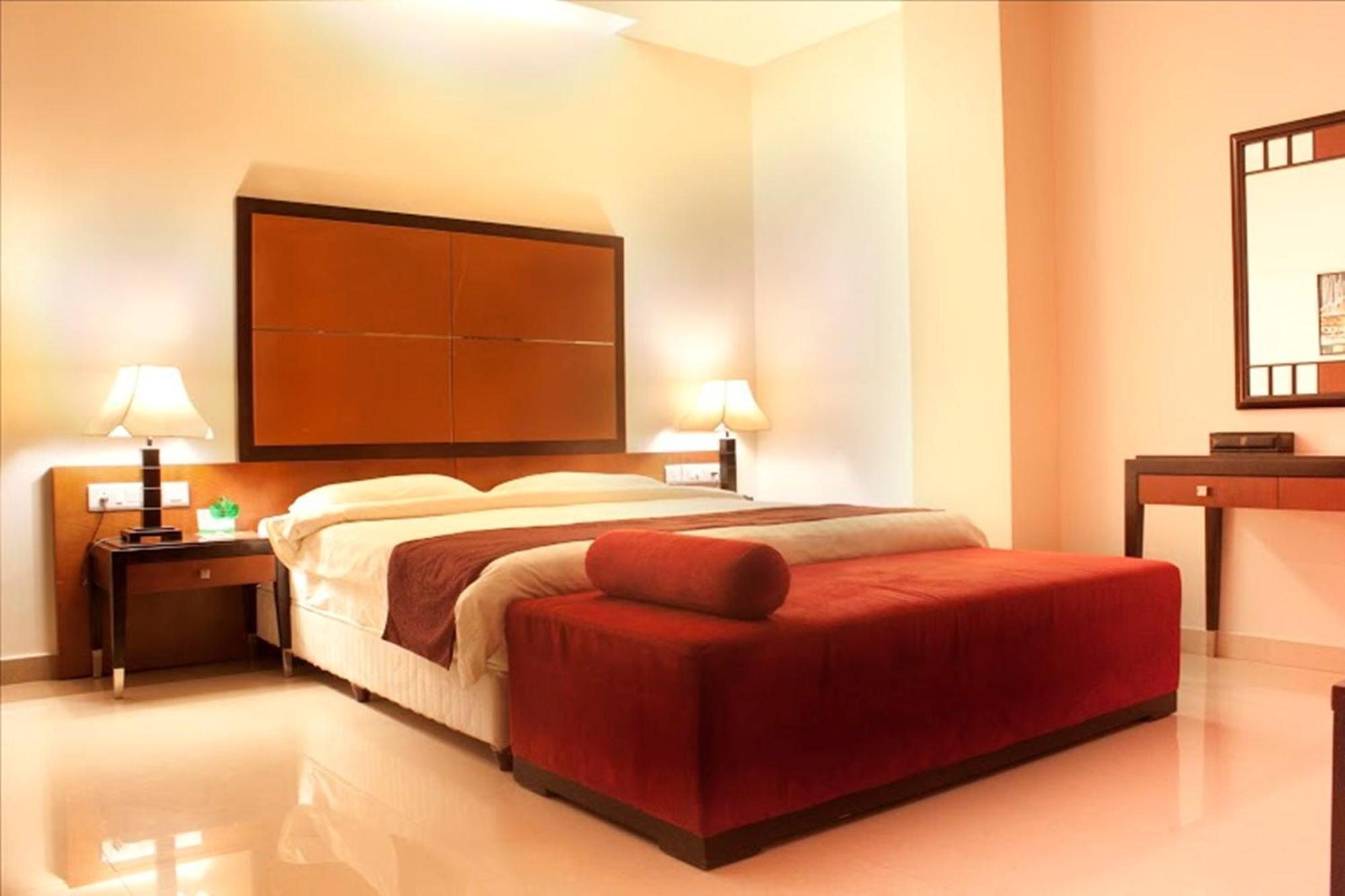 Sara Regency Hotel Kumbakonam Bagian luar foto