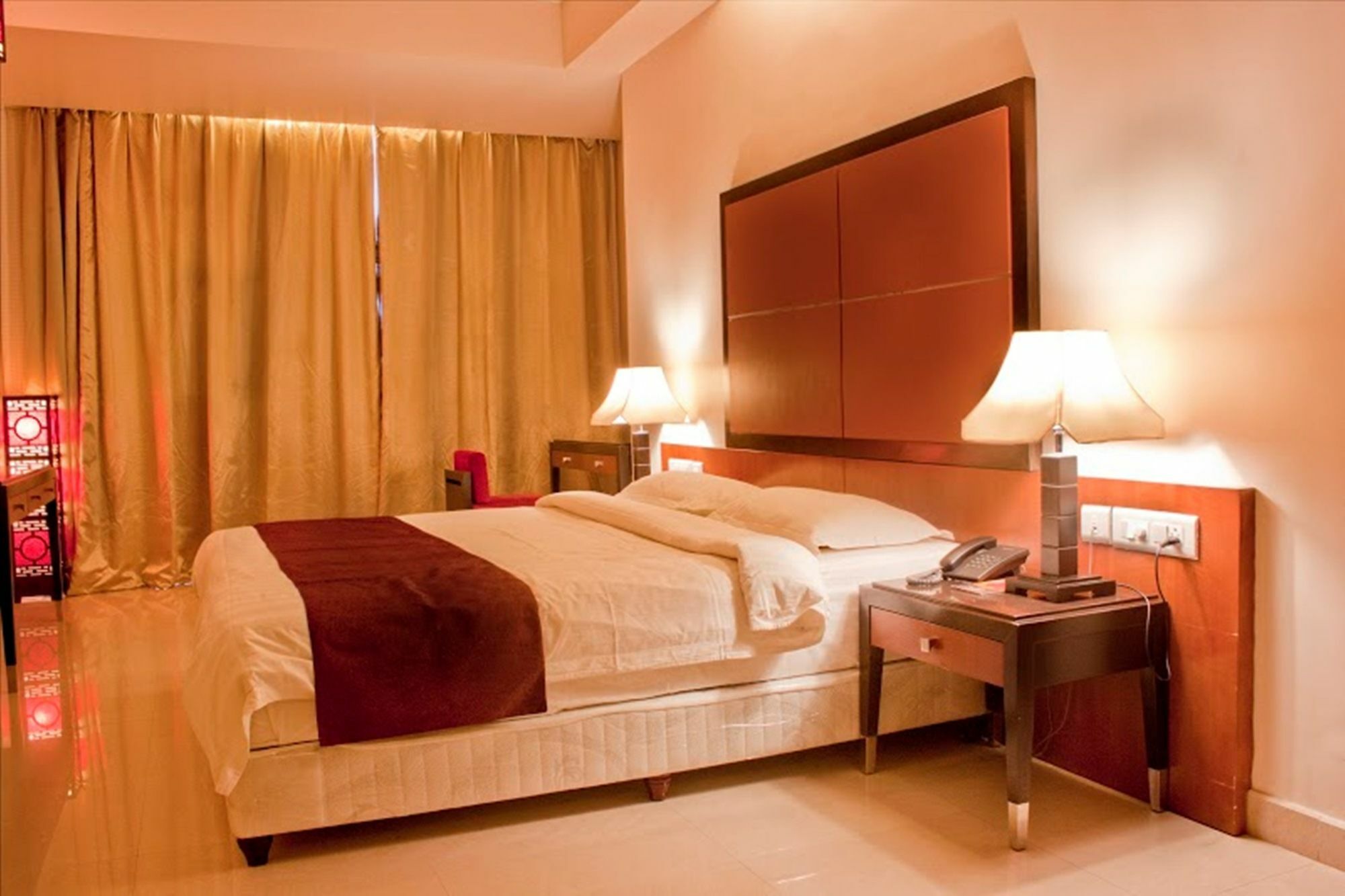 Sara Regency Hotel Kumbakonam Bagian luar foto